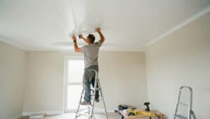 Poser du lambris PVC au plafond sans se tromper