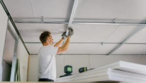 Comment poser un rail de placo au plafond